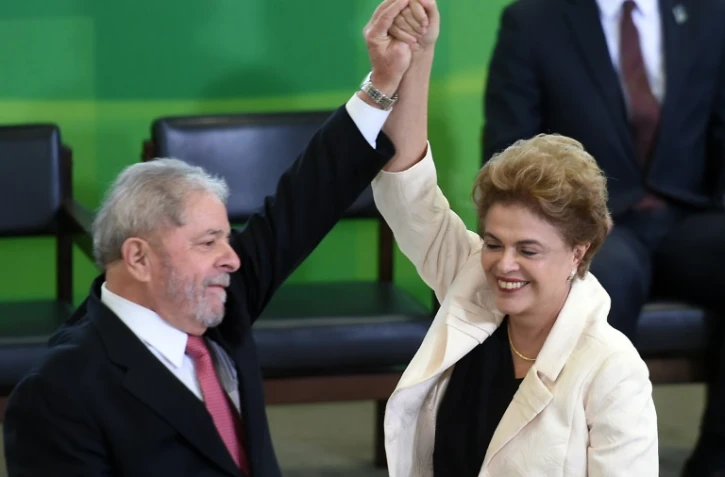 L'ancien président, Luiz Inacio Lula da Silva (g) et l'actuelle présidente Dilma Rousseff, le 17 mars 2016 à Brasilia