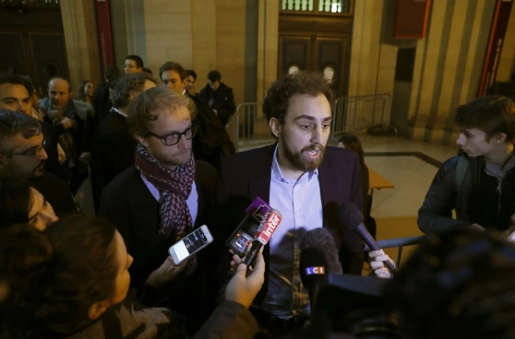 Mathieu Jacob (G) et Teddy Pellerin répondent aux journalistes avant le début du procès de Heetch au TGI de Paris, le 8 décembre 2016