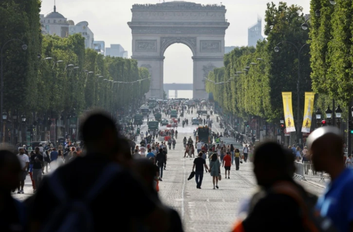 Des piétons sur les Champs-Elysées, le 2 juillet 2023 à Paris