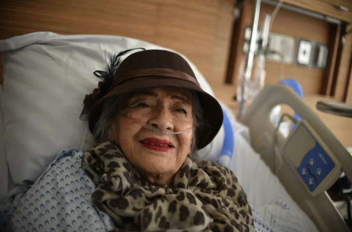 Adela Peralta Leppe, 87 ans, sauvée des décombres de son immeuble qui s'est effondré lors du séisme à l'hôpital de Mexico le 26 septembre 2017