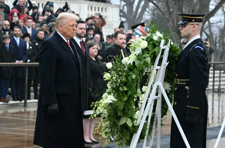 Le président élu Donald Trump dépose une gerbe sur la tombe du Soldat inconnu au cimetière militaire d'Arlington (Virginie), proche de Washington, le 19 janvier 2021.