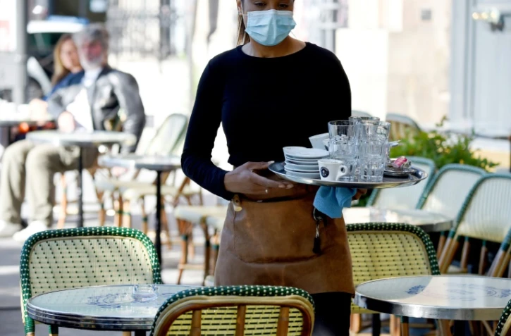 A la terrasse d'un café, place de la Bastille, à Paris, le 2 juin 2020, jour de réouverture des cafés et restaurants en France