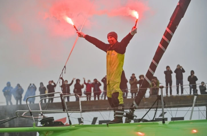 Le skipper Nicolas Lunven accueilli par le public après avoir terminé le Vendée Globe, le 25 janvier 2024 aux Sables-d'Olonne