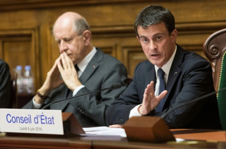 Manuel Valls au coté de Jean-Marc Sauvé au siège du Conseil d'Etat, à Paris, le 6 juin 2016
