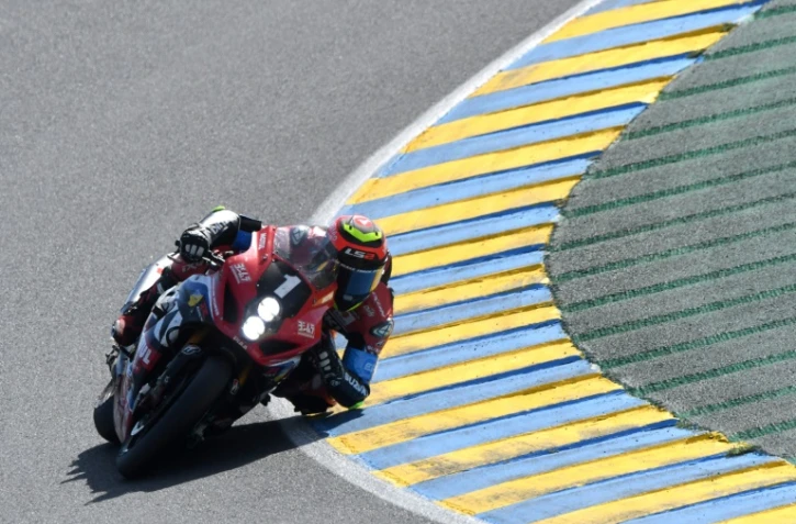 La Suzuki N.1 pilotée par le Belge Xavier Simeon fonce vers la victoire aux 24h du Mans, le 17 avril 2022