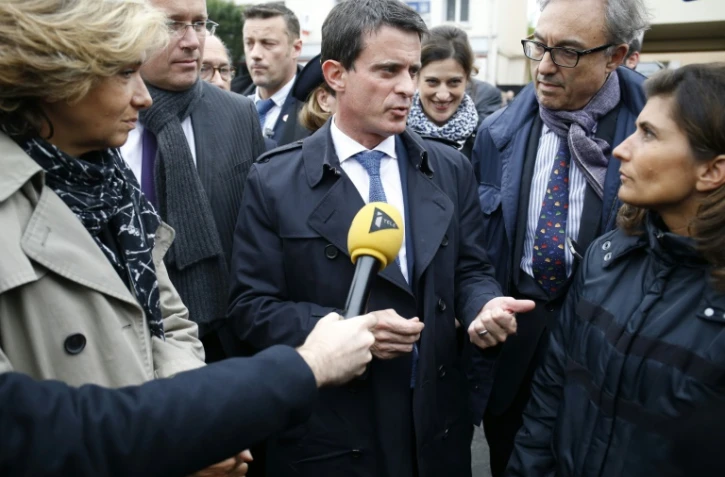 La présidente de la région Ile-de-France Valérie Pécresse (G), le Premier ministre Manuel Valls (C) et la maire de Longjumeau, Sandrine Gelot-Rateau (D) à Longjumeau le 3 juin 2016