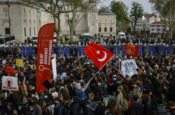 Des policiers anti-émeutes en position alors que des étudiants turcs sont rassemblés pour une marche un mois après l'arrestation du maire d'Istanbul, Ekrem Imamoglu, le 19 avril 202 5à Istanbul 