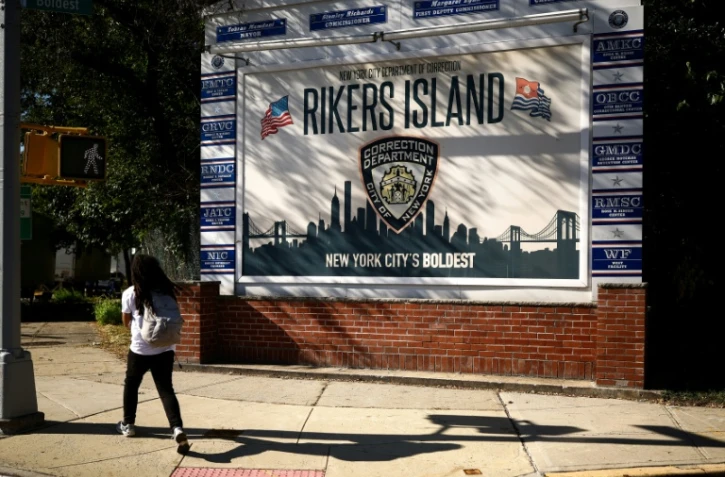 Un panneau marquant l'entrée du centre de détention de Rikers Island, dans le Queens, à New York, le 5 octobre 2026