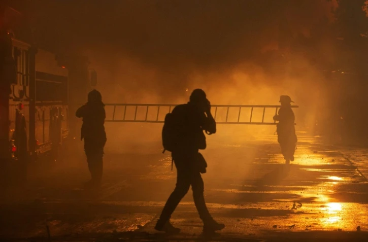 Des pompiers luttent contre un incendie après une manifestation antigouvernementale à Santiago (Chili) le 28 octobre 2019