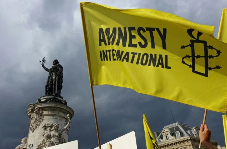 Des militants de l'ONG Amnesty International manifestent en soutien aux migrants, place de la République à Paris, le 5 septembre 2015