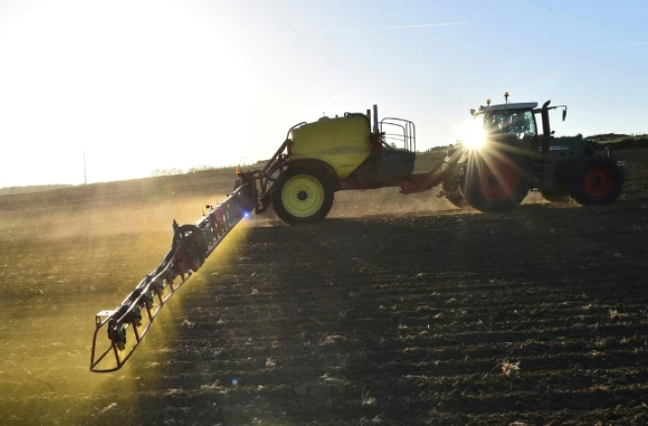 L'agriculteur français Nicolas Denieul pulvérise du glyphosate sur son champ à Piacé, dans la Sarthe, en France, le 11 mai 2018 