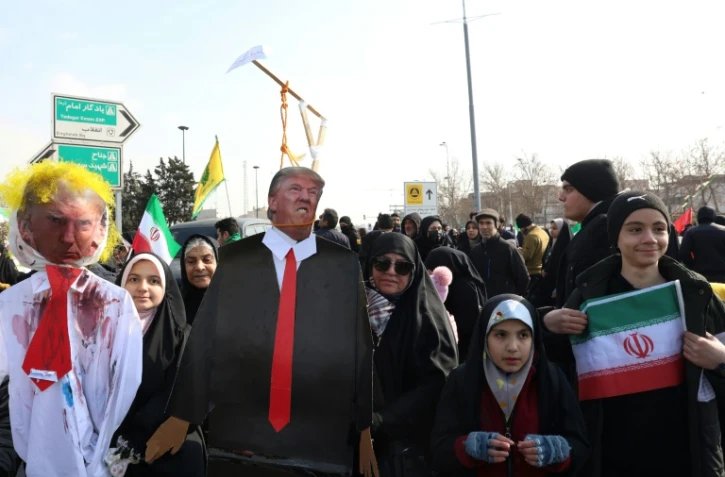 Des Iraniens défilent à Téhéran, le 10 février 2025.