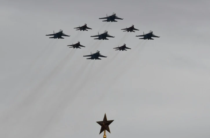 Parade aérienne de l'aviation russe au-dessus de Moscou, le 9 mai 2020 pour célébrer les 75 ans de la fin de la Seconde guerre mondiale