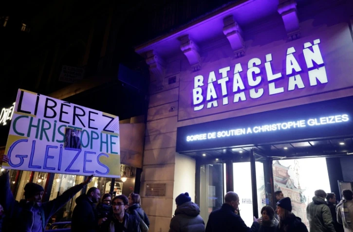 Le militant Jean-Baptiste Redde, alias Voltuan, tient une pancarte "Libérez Gleizes !", devant le Bataclan à Paris où une soirée est organisée par Reporters sans frontières (RSF) en solidarité avec le journaliste sportif détenu en Algérie, le 29 janvier 2026