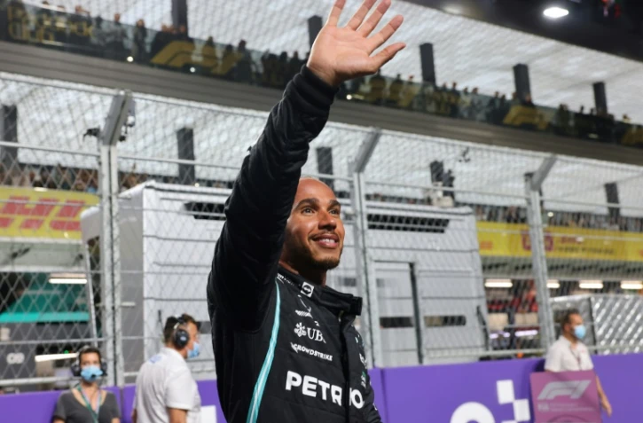 La joie du Britannique Lewis Hamilton (Mercedes), après avoir décroché la pole position du premier Grand Prix d'Arabie saoudite de Formule 1, le 4 décembre 2021 sur le circuit de Jeddah