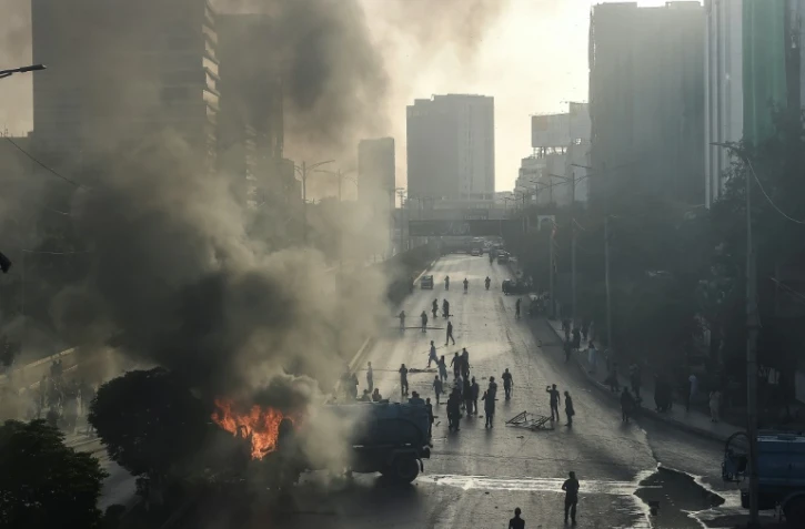 Des partisans de l'ex-Premier ministre pakistanais Imran Khan manifestent contre son arrestation, le 9 mai 2023 à Karachi