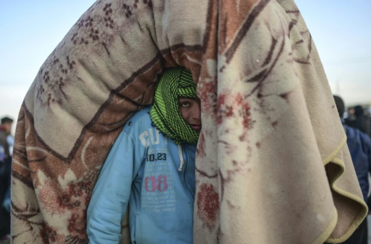 Un réfugié syrien transporte ses effets et se dirige vers Bab al-Salam, près de Azaz (nord de la Syrie) pour traverser la frontière turque, le 5 février 2016