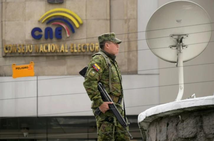 Un soldat monte la garde à l'extérieur du Conseil National Électoral (CNE) à Quito le 7 février 2025