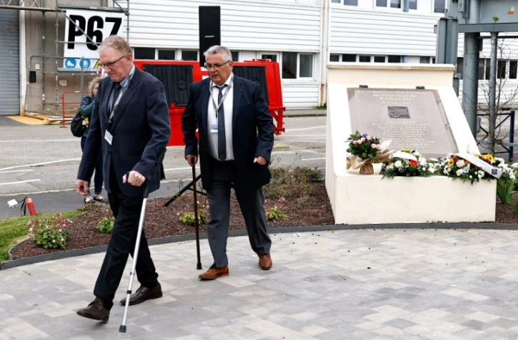 Des blessés rendent hommage à leurs collègues victimes de l'attentat de Karachi, lors d'une commémoration le 8 mai 2022 à Cherbourg, au site de Naval Group (ex-DCN)