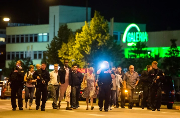 Des personnes sont évacuées du centre commercial de Munich le 22 juillet 2016.