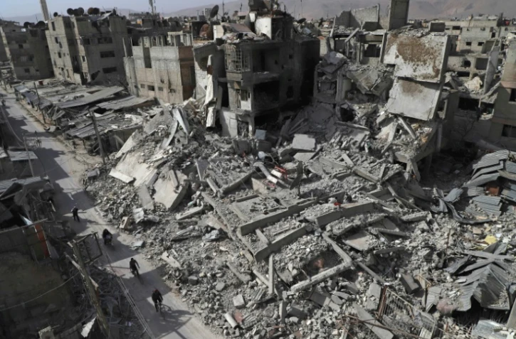 Vue de destructions dans la ville de Douma, dans la partie rebelle de la Ghouta orientale, près de Damas, le 5 mars 2018