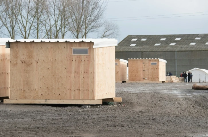 Après les commerces illégaux et l'extorsion d'argent pour l'accès aux douches, les passeurs se sont lancés dans le trafic des bracelets donnant accès au camp, monnayés entre 50 et 100 euros