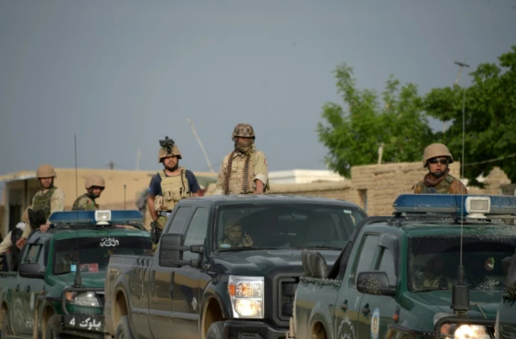 Des soldats afghans se rendent sur le site où une attaque des talibans a fait plus de 50 victimes, dans la province de Balkh le 21 avril 2017