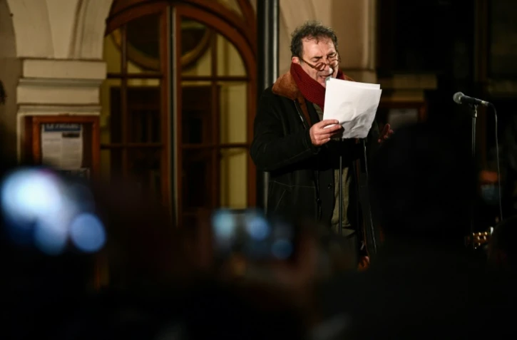 François Morel devant le théâtre de L'Atelier" à Paris le 15 décembre 2020