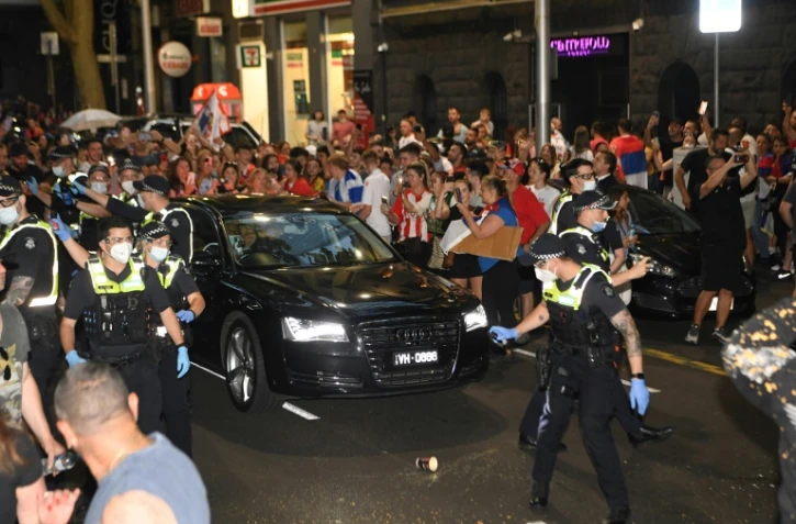 La police australienne libère le passage pour la voiture de Novak Djokovic, le 9 janvier 2022 à Melbourne
