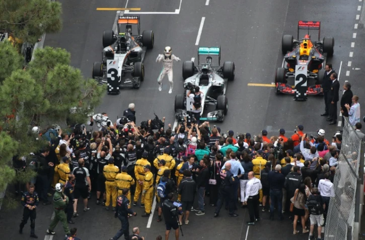 Le Britannique Lewis Hamilton (Mercedes) saute de joie dans le parc fermé après sa victoire au GP de Monaco, le 29 mai 2016