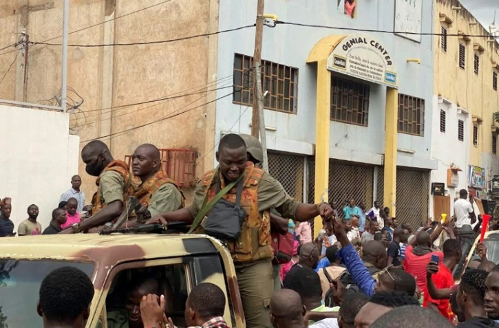 Des manifestants anti-gouvernementaux acclament des soldats maliens mutinés, le 18 août 2020, à Bamako