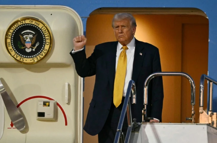 Le président américain Donald Trump s'apprête à descendre d'Air Force One à son arrivée à l'aéroport Haneda de Tokyo, le 27 octobre 2025, dans le cadre d'une tournée en Asie devant le mener également en Corée du Sud