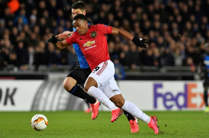L'attaquant de Manchester United Anthony Martial marqué par le défenseur de Bruges Brandon Mechele en Ligue Europa, le 20 février 2020 à Bruges