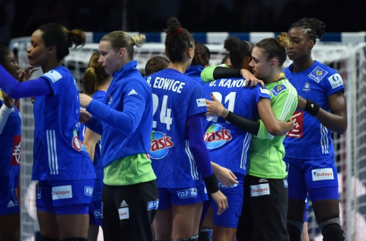 Les Françaises se congratulent à l'issue du match nul arraché face à la Suède dans le grooupe 1 de l'Euro, le 9 décembre 2018 à Nantes