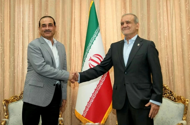Photo fournie par la présidence iranienne montrant le président iranien Massoud Pezeshkian (à droite) et le chef de l’armée pakistanaise Asim Munir à Téhéran le 23 mai 2026