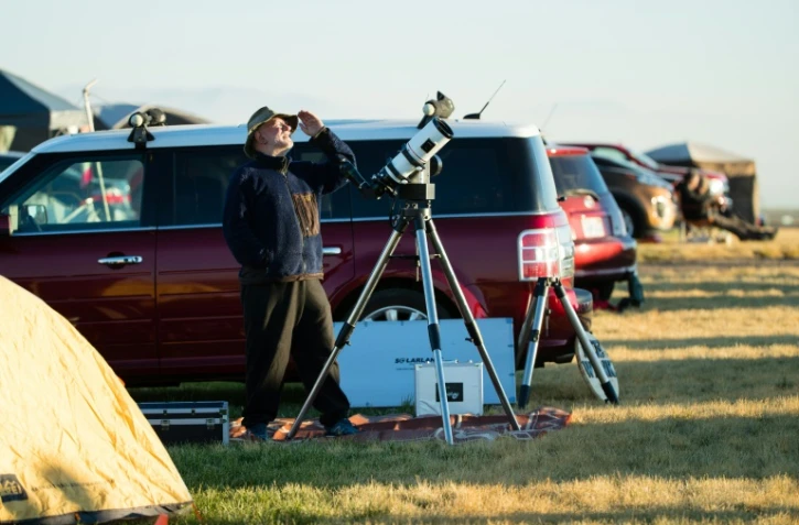 Un chasseur d'éclipse à Madras (Oregon) aux Etats-Unis, le 18 août 2017
