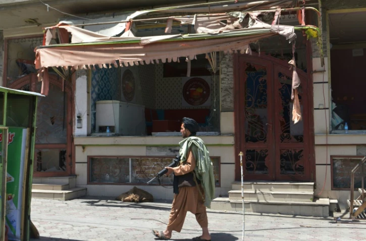 Un taliban armé monte la garde devant un temple sikh, cible d'une attaque du groupe Etat islamique (EI), le 18 juin 2022 à Kaboul, en Afghanistan