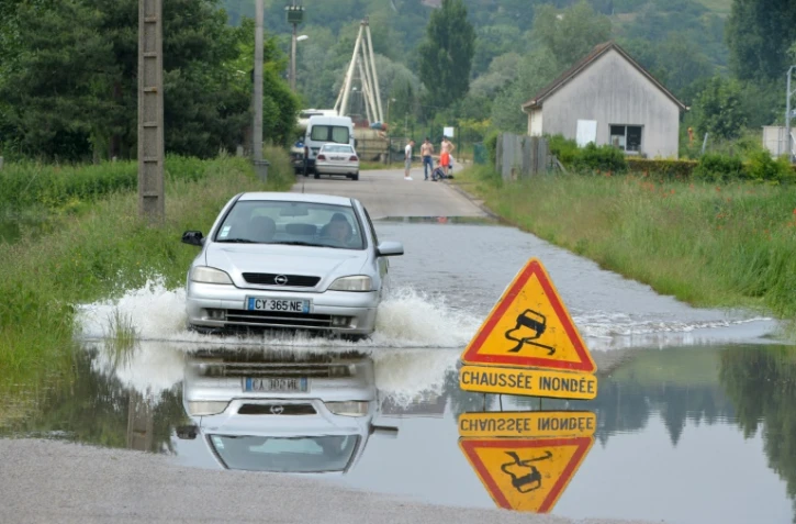 Une route inondée le 5 juin 2016 à Saint-Pierre-lès-Elbeuf