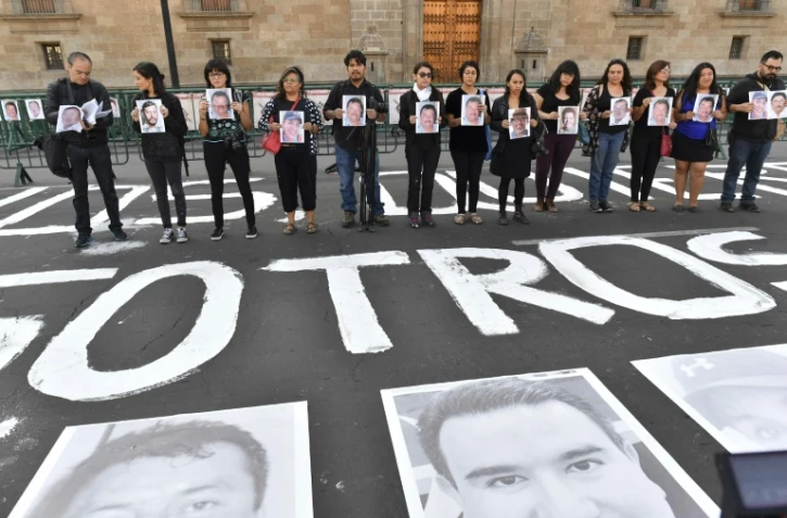 Des journalistes manifestent contre les violences et les meurtres au Mexique, le 1er juin 2018 devant le Palais national à Mexico