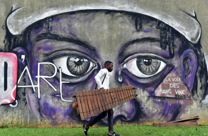Un étudiant dans la cour de l'Institut national supérieur des arts et de l'action culturelle (Insaac) à Abidjan, le 1er juin 2017