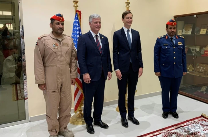 Le conseiller américain Jared Kushner et Robert O?Brien conseiller à la sécurité nationale avec des militaires émiratis sur la base de Al-Dhafra, le 1er septembre 2020