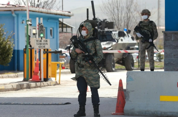 Des soldats montent la garde devant le tribunal de Sincan, le 7 avril 2021 près d'Ankara, où sont jugés 497 suspects en lien avec putsch manqué de 2016 contre le président turc Erdogan