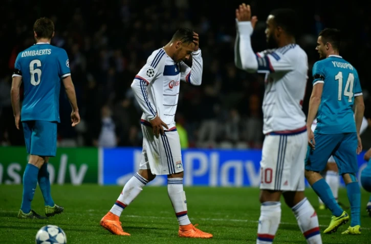 La déception du milieu Corentin Tolisso (c) après la défaite de Lyon face au Zenit Saint-Pétersbourg en Ligue des champions, à Lyon le 4 novembre 2015