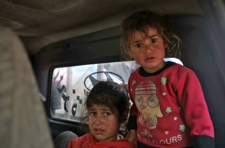 Des enfants qui ont fui leur domicile après des bombardements présumés du régime de Damas contre les provinces de Hama et Idleb, le 1er mai 2019 en Syrie