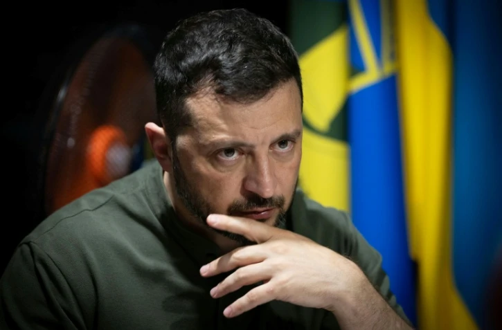 Photographie fournie par le service de presse de la présidence ukrainienne le 4 août 2025, montrant le président Volodymyr Zelensky dans la région de Kharkiv