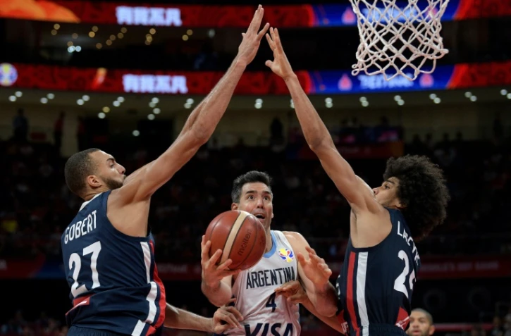 Luis Scola (c), auteur de 28 points pour l'Argentine, face à la France de Rudy Gobert (g) et Louis Labeyrie, en demi-finales du Mondial, le 13 septembre 2019 à Pékin