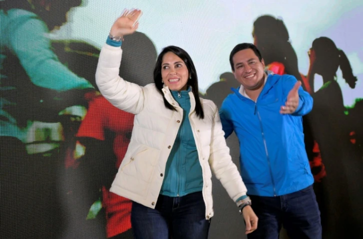 La candidate à la présidentielle Luisa Gonzalez salue ses partisans après le premier tour, le 20 août 2023 à Quito, en Equateur