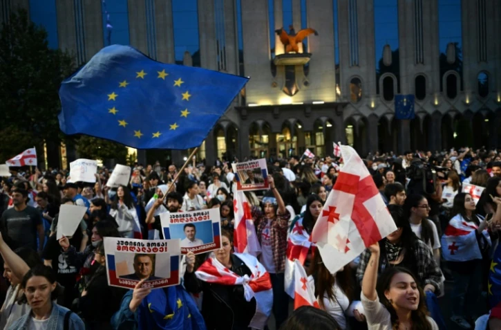 Manifestation devant le Parlement contre le projet de loi controversé sur l'"influence étrangère", le 2 mai 2024 à Tbilissi, en Géorgie