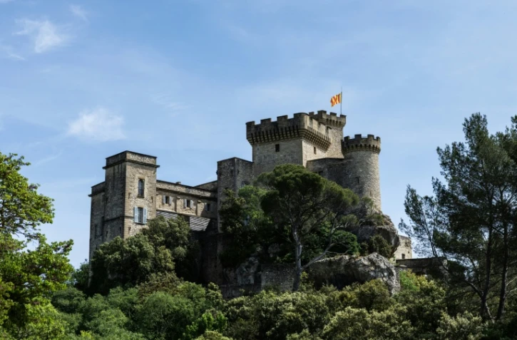 Le château de La Barben, qui abrite le parc à thème "Rocher Mistral", dédié à l'histoire et aux traditions provençales, le 28 avril 2026 à La Barben, dans les Bouches-du-Rhône