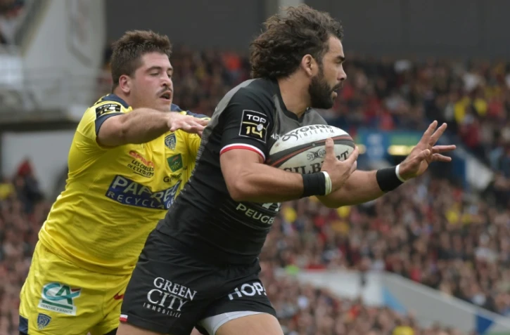 L'ailier de Toulouse Yoann Huget (d) avec le ballon lors de la victoire à domicile sur Clermont 47-44 en 22e journée de Top 14 le 14 avril 2019